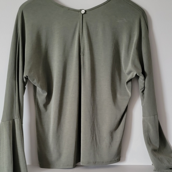 Design Lab bell-sleeved top. Size M. Green. - Picture 2 of 5